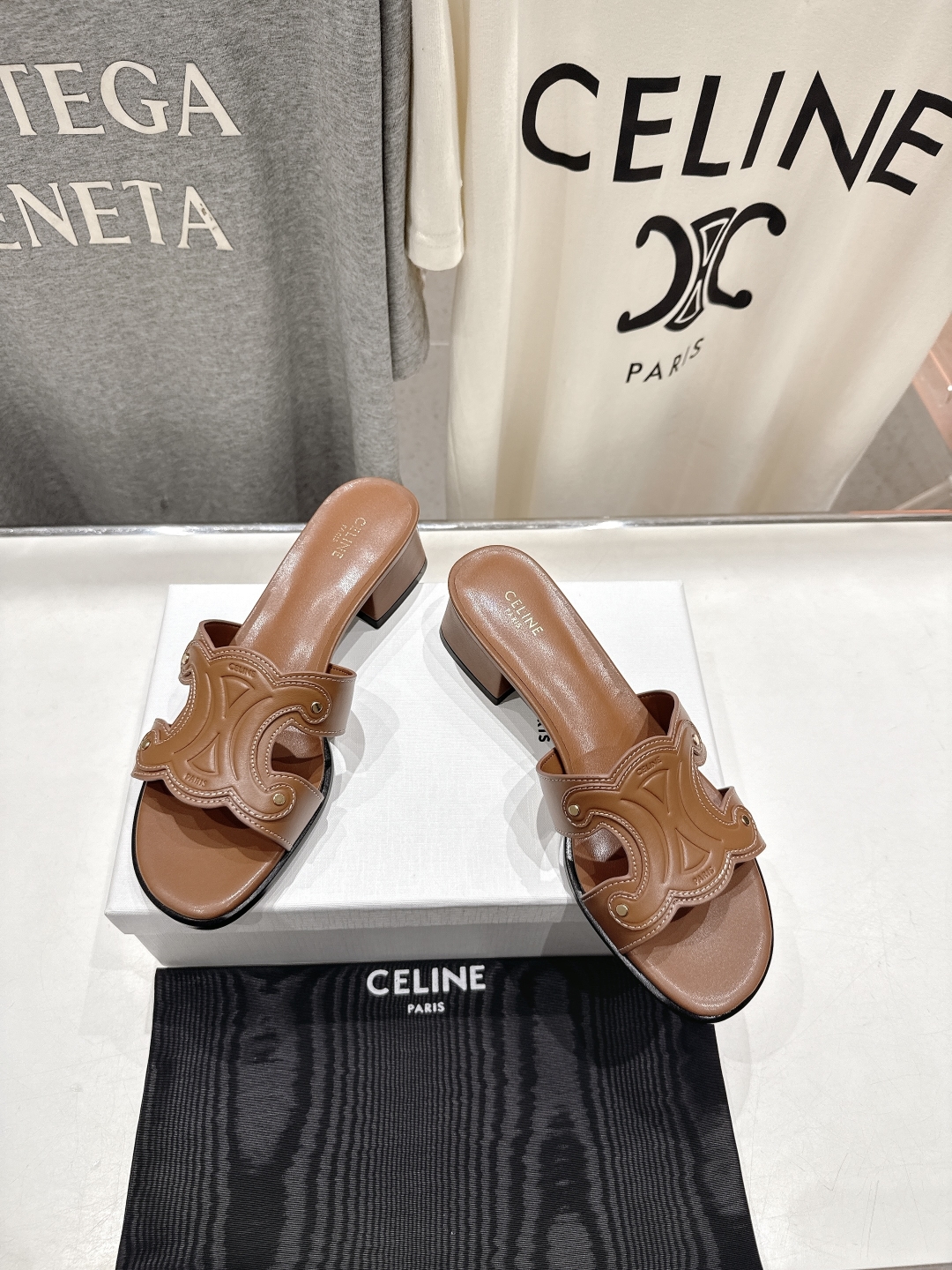高版本出厂 高跟
 Celine*塞琳2025ss思琳初夏新款凯旋门Logo高跟凉拖鞋
高级感十足  网