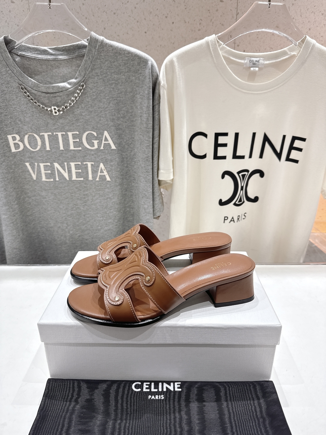 高版本出厂 高跟
 Celine*塞琳2025ss思琳初夏新款凯旋门Logo高跟凉拖鞋
高级感十足  网