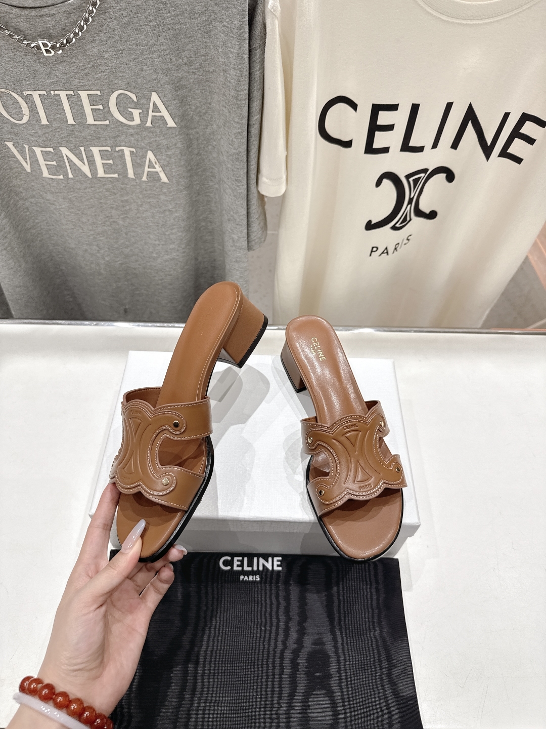 高版本出厂 高跟
 Celine*塞琳2025ss思琳初夏新款凯旋门Logo高跟凉拖鞋
高级感十足  网