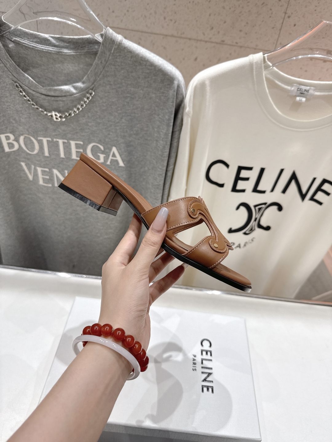 高版本出厂 高跟
 Celine*塞琳2025ss思琳初夏新款凯旋门Logo高跟凉拖鞋
高级感十足  网