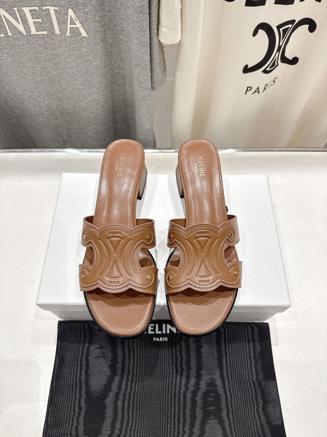 高版本出厂 高跟
 Celine*塞琳2025ss思琳初夏新款凯旋门Logo高跟凉拖鞋
高级感十足  网