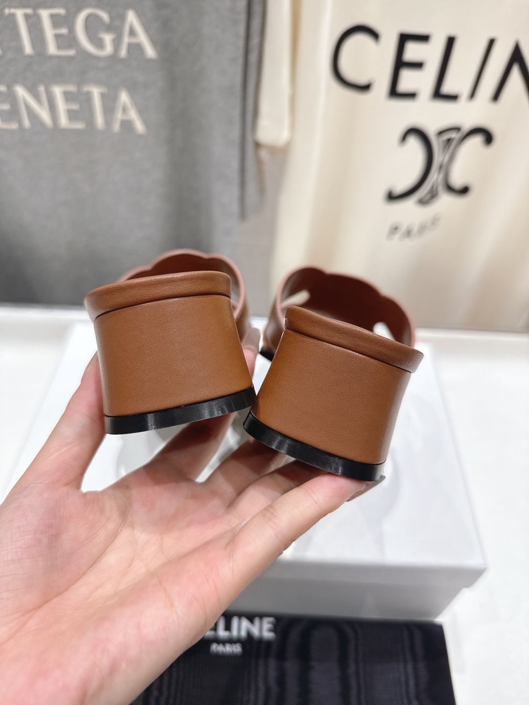 高版本出厂 高跟
 Celine*塞琳2025ss思琳初夏新款凯旋门Logo高跟凉拖鞋
高级感十足  网