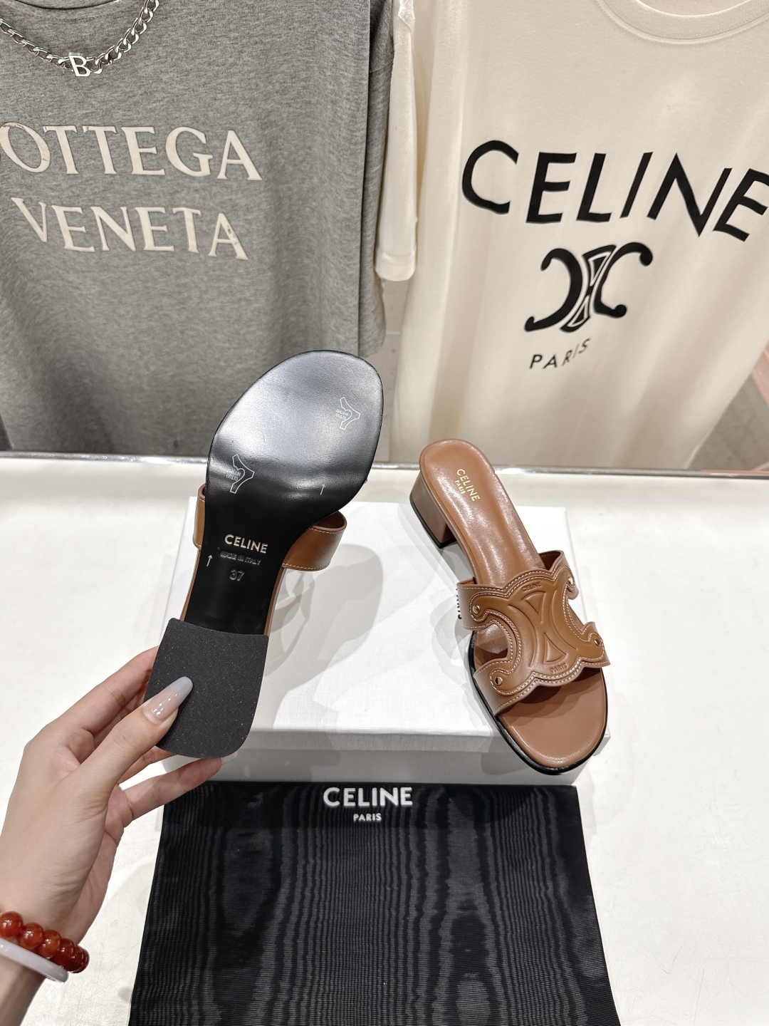 高版本出厂 高跟
 Celine*塞琳2025ss思琳初夏新款凯旋门Logo高跟凉拖鞋
高级感十足  网