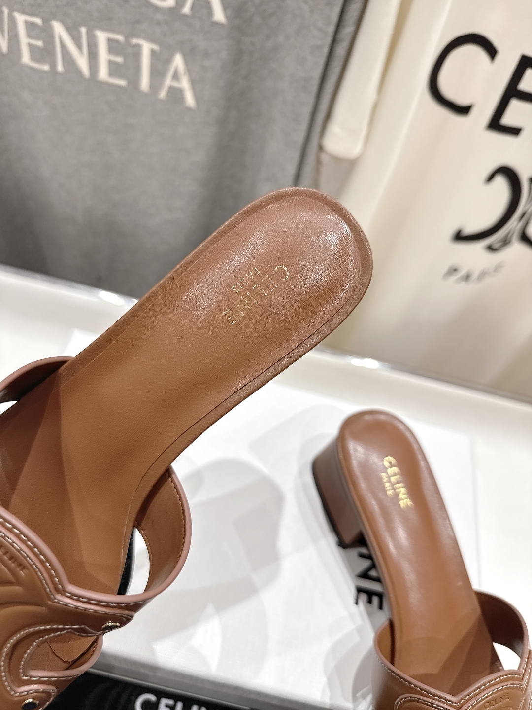 高版本出厂 高跟
 Celine*塞琳2025ss思琳初夏新款凯旋门Logo高跟凉拖鞋
高级感十足  网