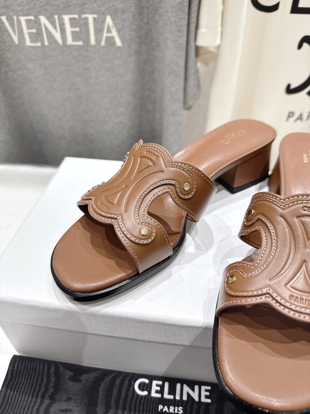 高版本出厂 高跟
 Celine*塞琳2025ss思琳初夏新款凯旋门Logo高跟凉拖鞋
高级感十足  网