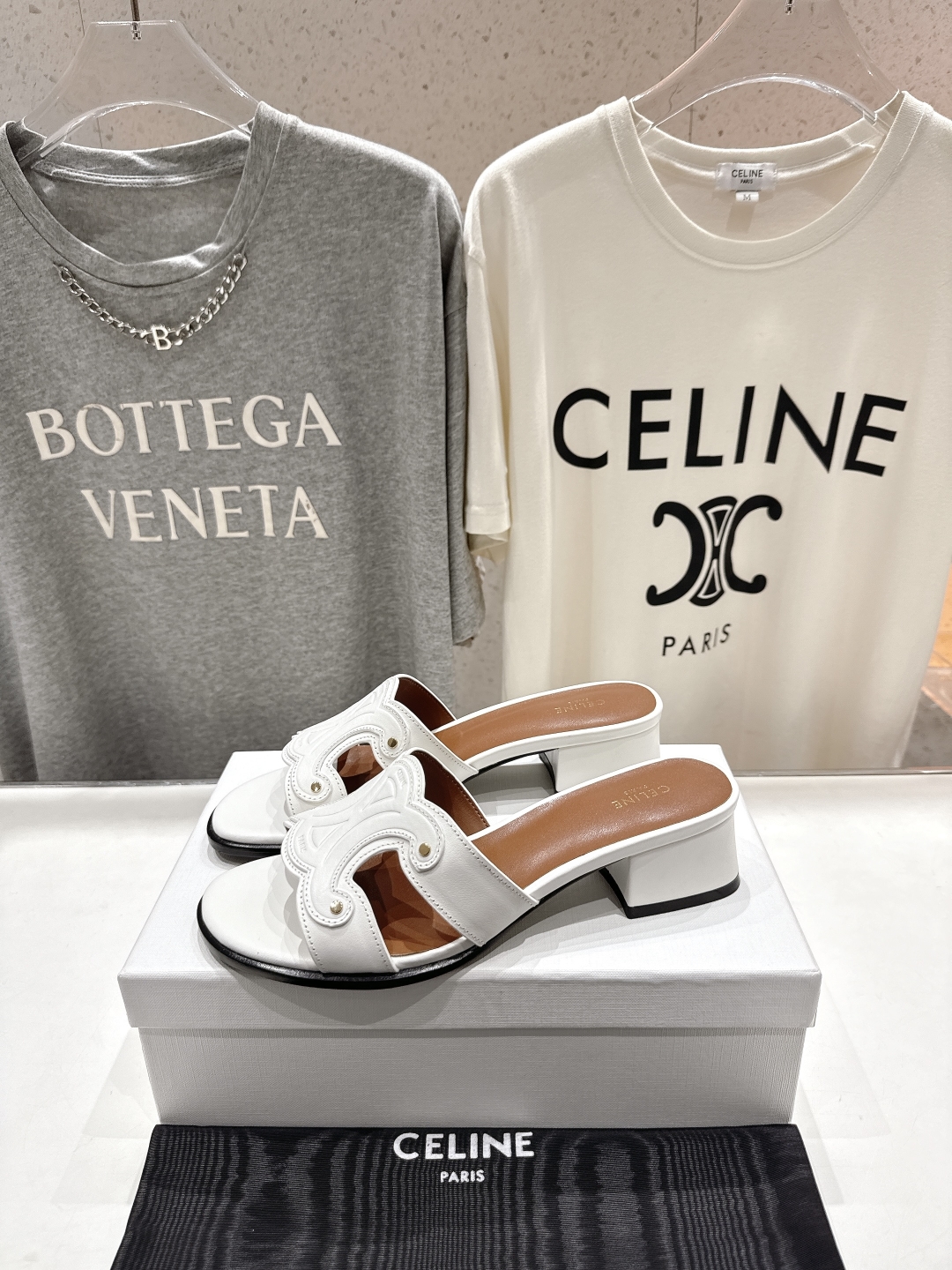 高版本出厂 高跟
 Celine*塞琳2025ss思琳初夏新款凯旋门Logo高跟凉拖鞋
高级感十足  网