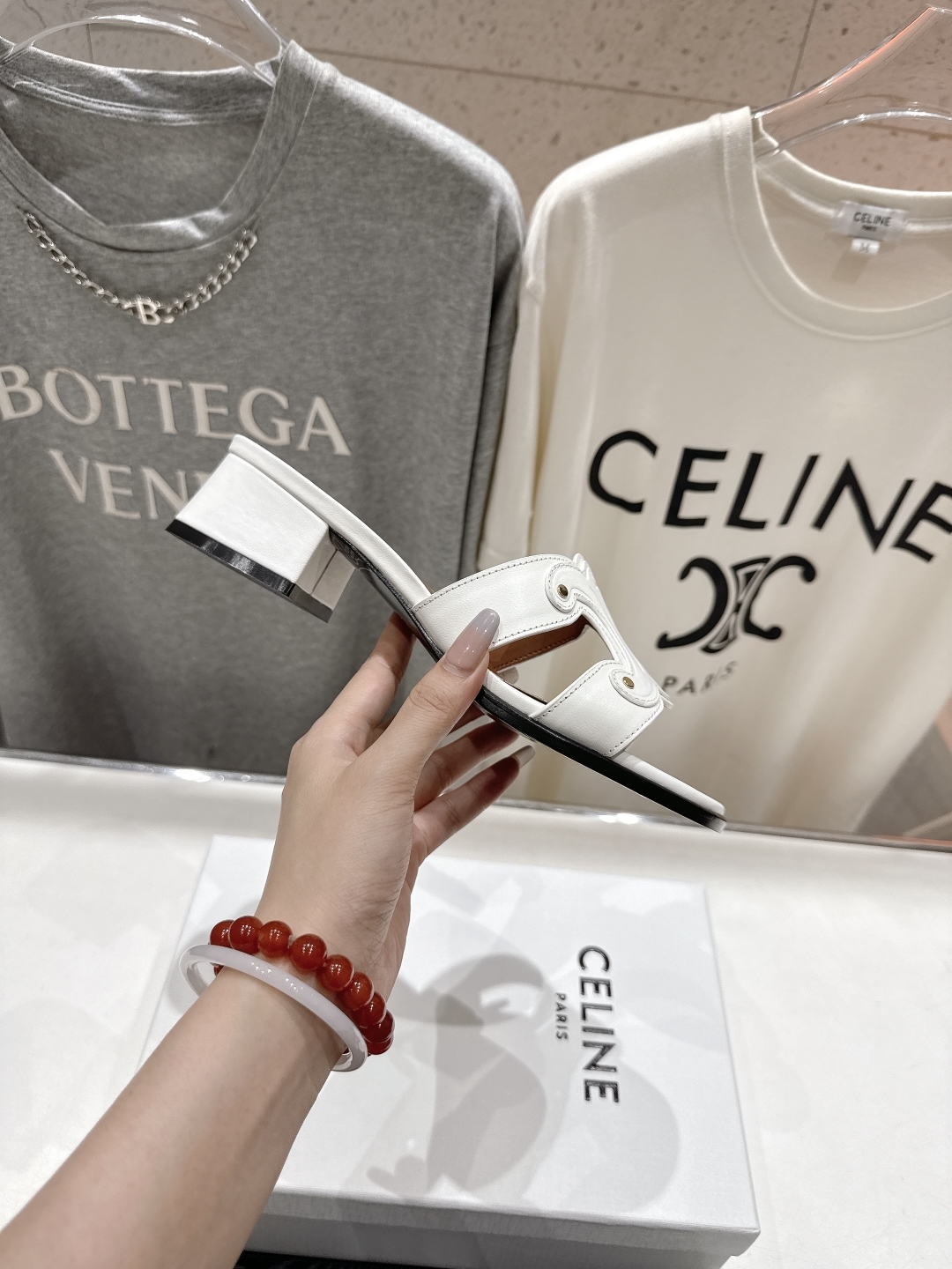 高版本出厂 高跟
 Celine*塞琳2025ss思琳初夏新款凯旋门Logo高跟凉拖鞋
高级感十足  网
