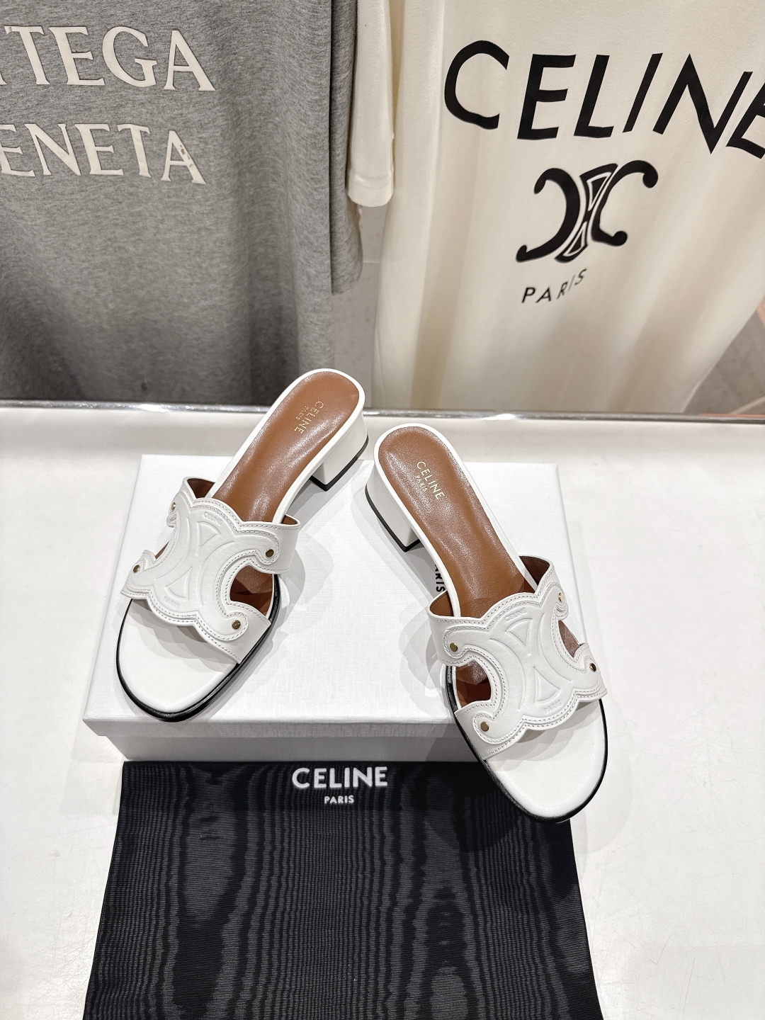 高版本出厂 高跟
 Celine*塞琳2025ss思琳初夏新款凯旋门Logo高跟凉拖鞋
高级感十足  网