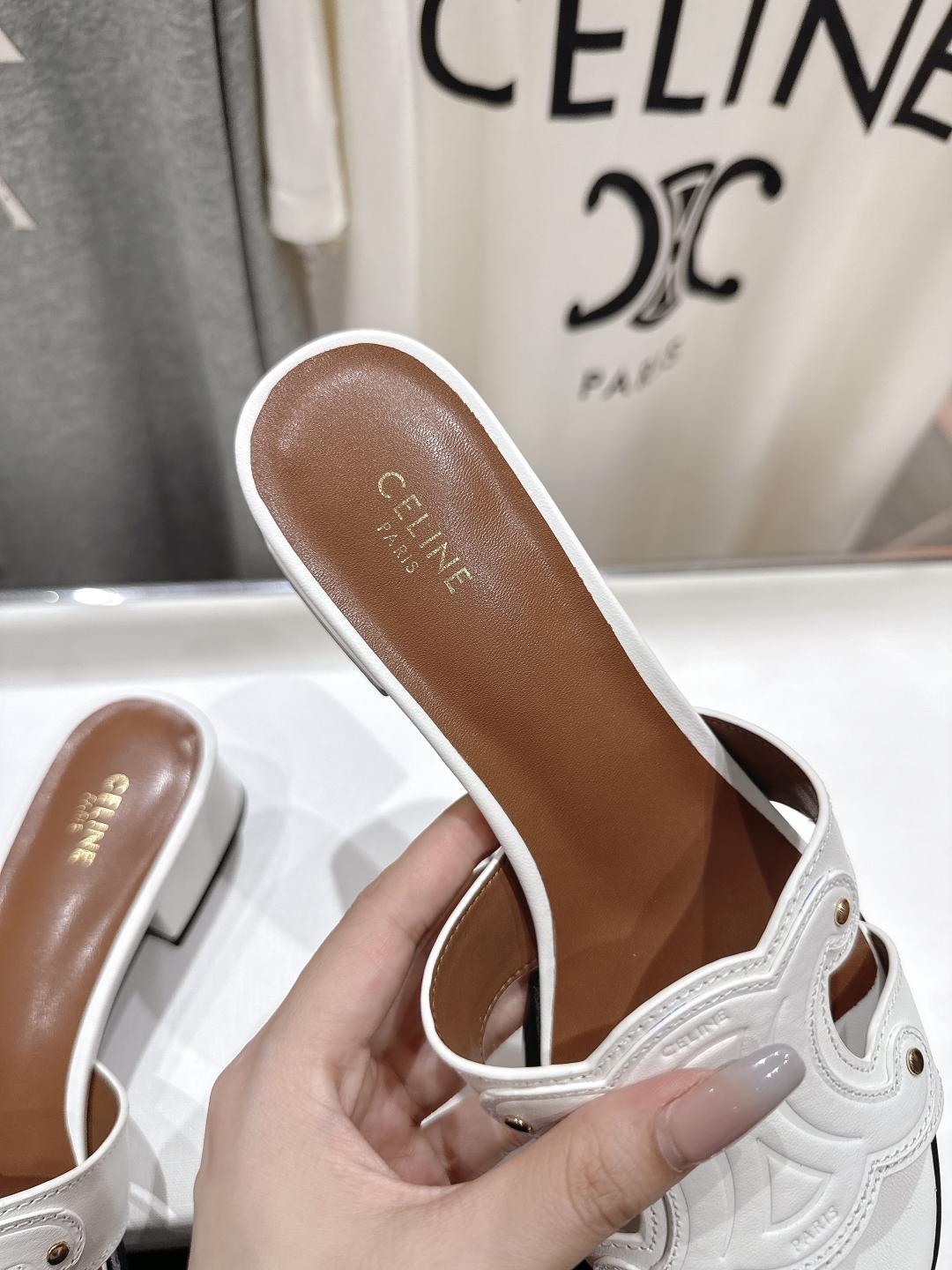 高版本出厂 高跟
 Celine*塞琳2025ss思琳初夏新款凯旋门Logo高跟凉拖鞋
高级感十足  网