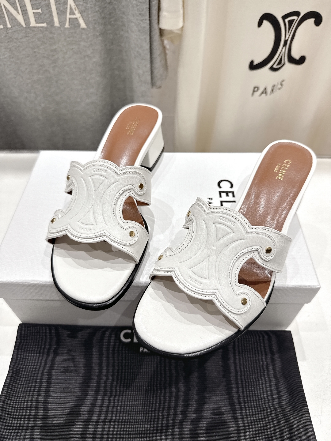 高版本出厂 高跟
 Celine*塞琳2025ss思琳初夏新款凯旋门Logo高跟凉拖鞋
高级感十足  网