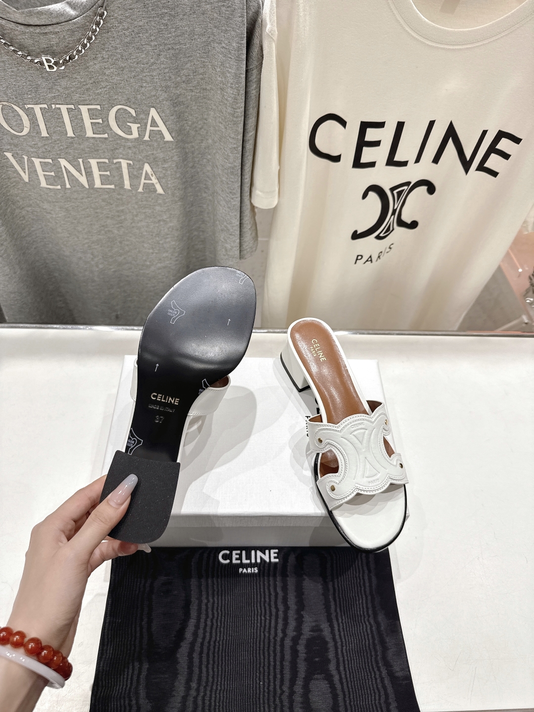 高版本出厂 高跟
 Celine*塞琳2025ss思琳初夏新款凯旋门Logo高跟凉拖鞋
高级感十足  网