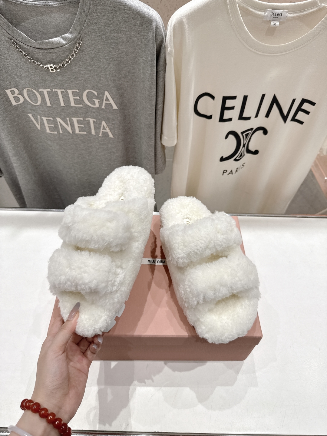 高版本出厂
 MiuMiu/缪缪 2025ss秋冬新款居家魔术贴毛毛拖鞋毛毛鞋
缪缪又让我重新爱了它一次