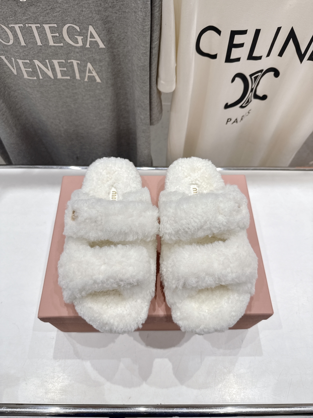 高版本出厂
 MiuMiu/缪缪 2025ss秋冬新款居家魔术贴毛毛拖鞋毛毛鞋
缪缪又让我重新爱了它一次