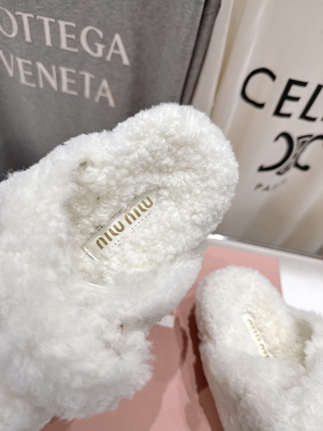 高版本出厂
 MiuMiu/缪缪 2025ss秋冬新款居家魔术贴毛毛拖鞋毛毛鞋
缪缪又让我重新爱了它一次