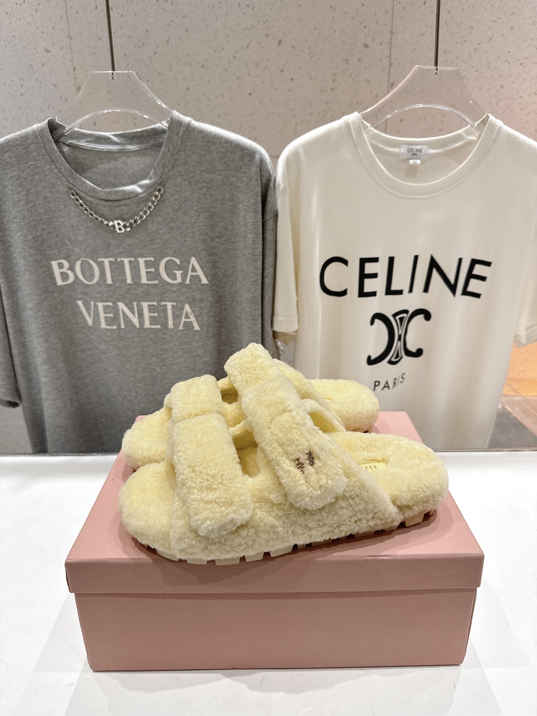 高版本出厂
 MiuMiu/缪缪 2025ss秋冬新款居家魔术贴毛毛拖鞋毛毛鞋
缪缪又让我重新爱了它一次