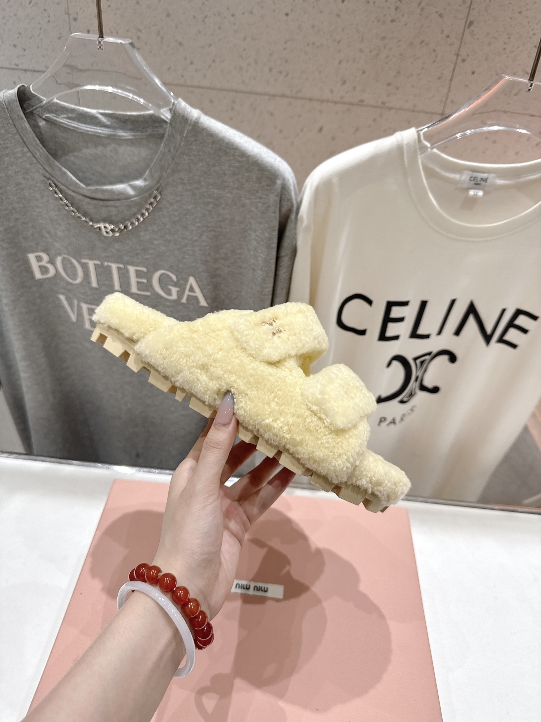 高版本出厂
 MiuMiu/缪缪 2025ss秋冬新款居家魔术贴毛毛拖鞋毛毛鞋
缪缪又让我重新爱了它一次