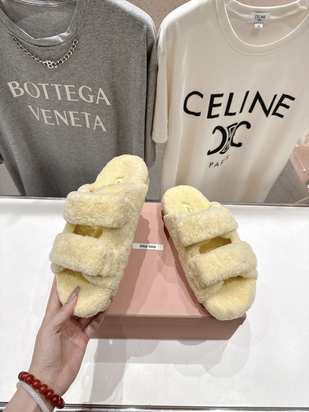 高版本出厂
 MiuMiu/缪缪 2025ss秋冬新款居家魔术贴毛毛拖鞋毛毛鞋
缪缪又让我重新爱了它一次