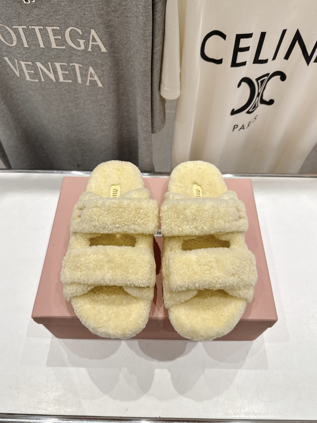 高版本出厂
 MiuMiu/缪缪 2025ss秋冬新款居家魔术贴毛毛拖鞋毛毛鞋
缪缪又让我重新爱了它一次