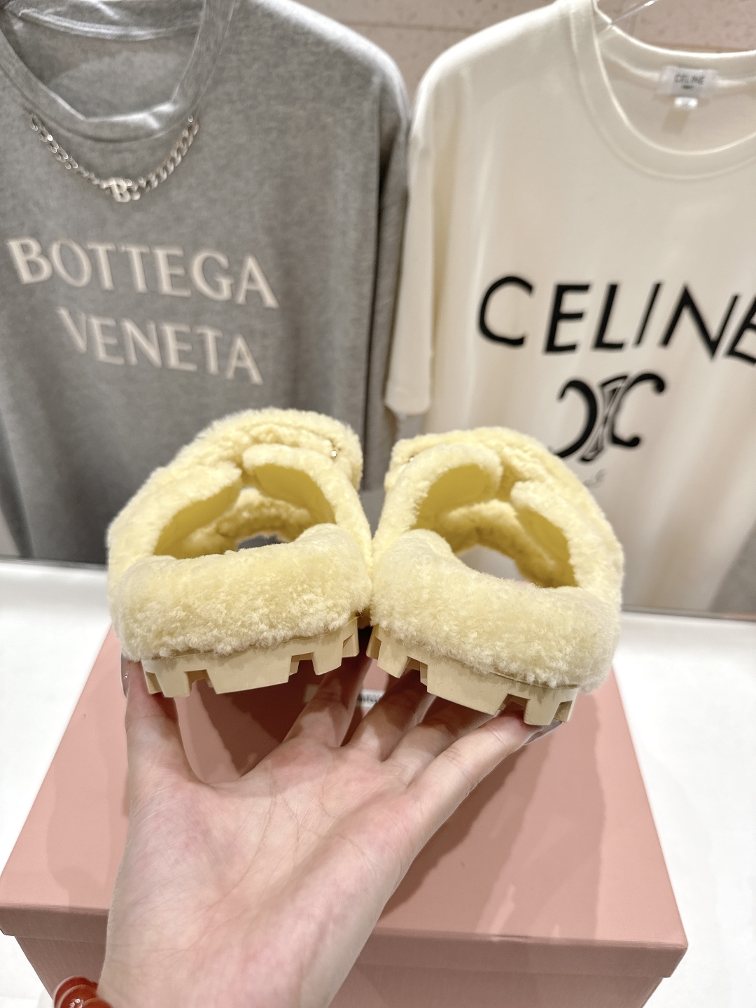 高版本出厂
 MiuMiu/缪缪 2025ss秋冬新款居家魔术贴毛毛拖鞋毛毛鞋
缪缪又让我重新爱了它一次