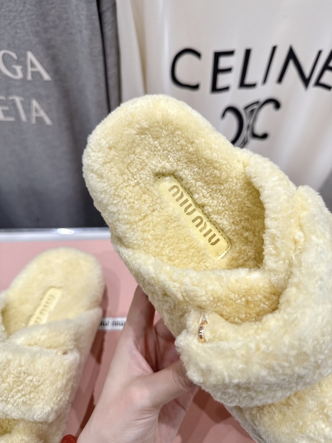 高版本出厂
 MiuMiu/缪缪 2025ss秋冬新款居家魔术贴毛毛拖鞋毛毛鞋
缪缪又让我重新爱了它一次