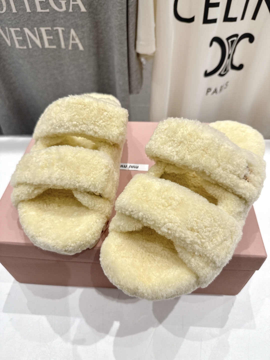 高版本出厂
 MiuMiu/缪缪 2025ss秋冬新款居家魔术贴毛毛拖鞋毛毛鞋
缪缪又让我重新爱了它一次