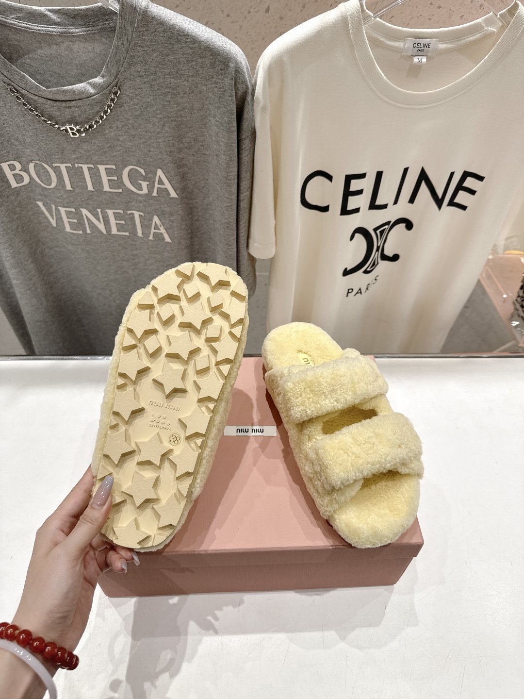 高版本出厂
 MiuMiu/缪缪 2025ss秋冬新款居家魔术贴毛毛拖鞋毛毛鞋
缪缪又让我重新爱了它一次