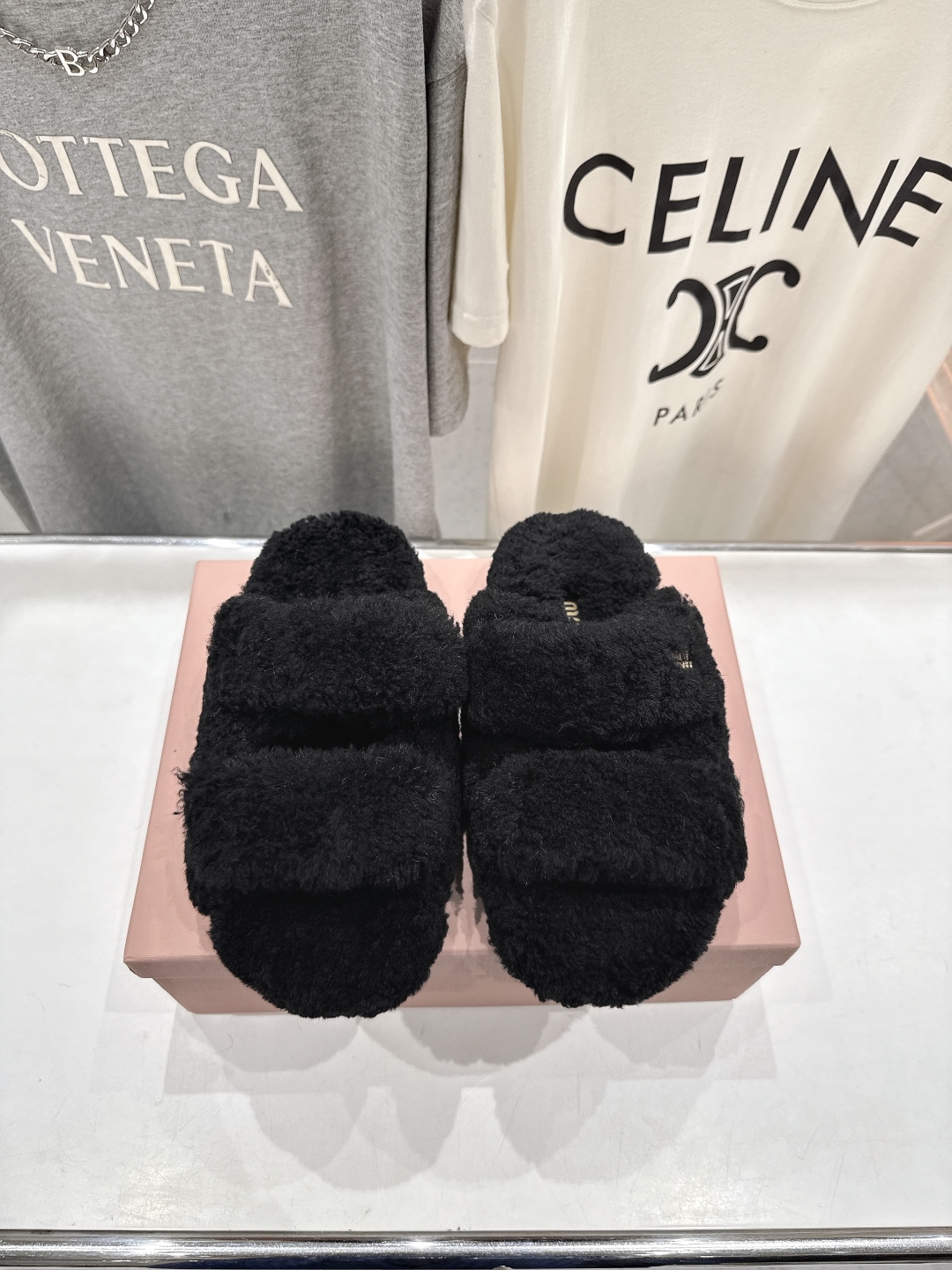 高版本出厂
 MiuMiu/缪缪 2025ss秋冬新款居家魔术贴毛毛拖鞋毛毛鞋
缪缪又让我重新爱了它一次