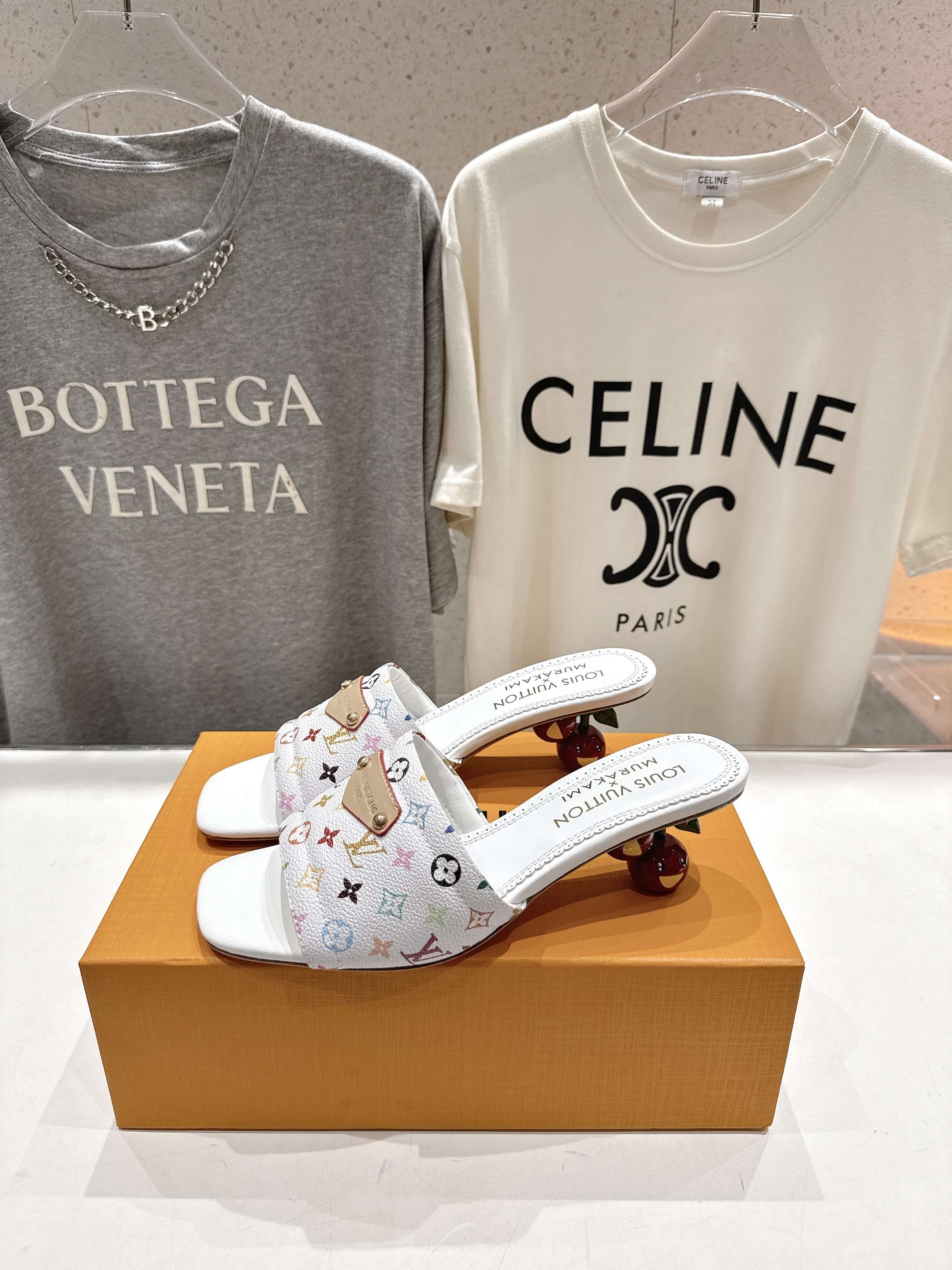高版本出厂
  Louis Vuitton ss25 new arrival LV驴牌夏季新品高跟拖鞋系
