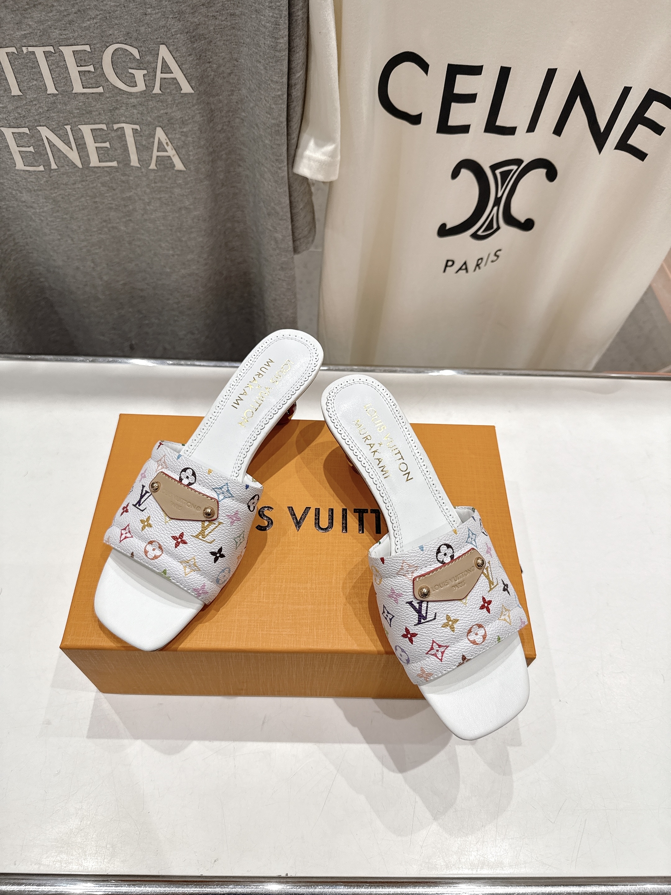高版本出厂
  Louis Vuitton ss25 new arrival LV驴牌夏季新品高跟拖鞋系