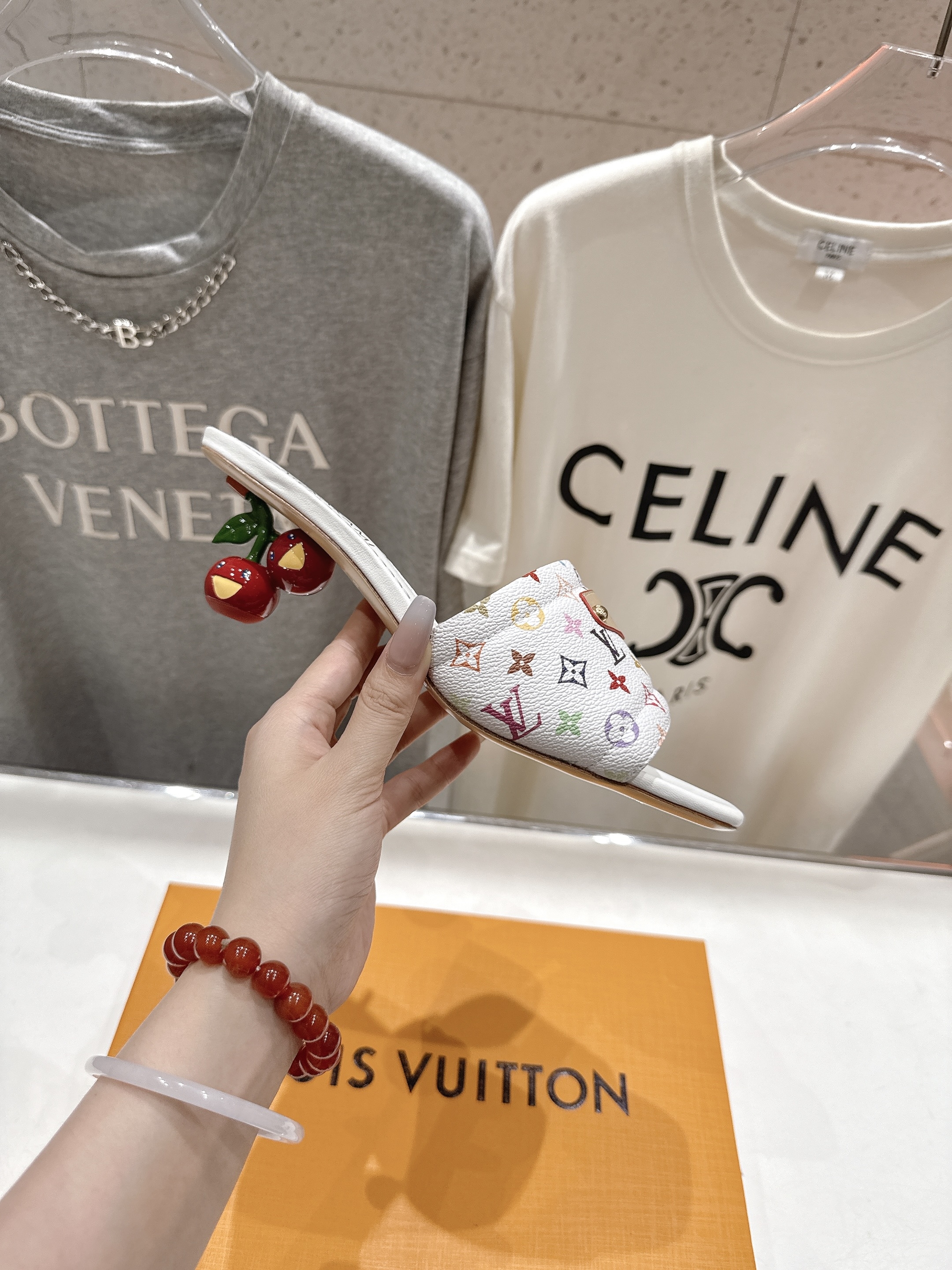 高版本出厂
  Louis Vuitton ss25 new arrival LV驴牌夏季新品高跟拖鞋系