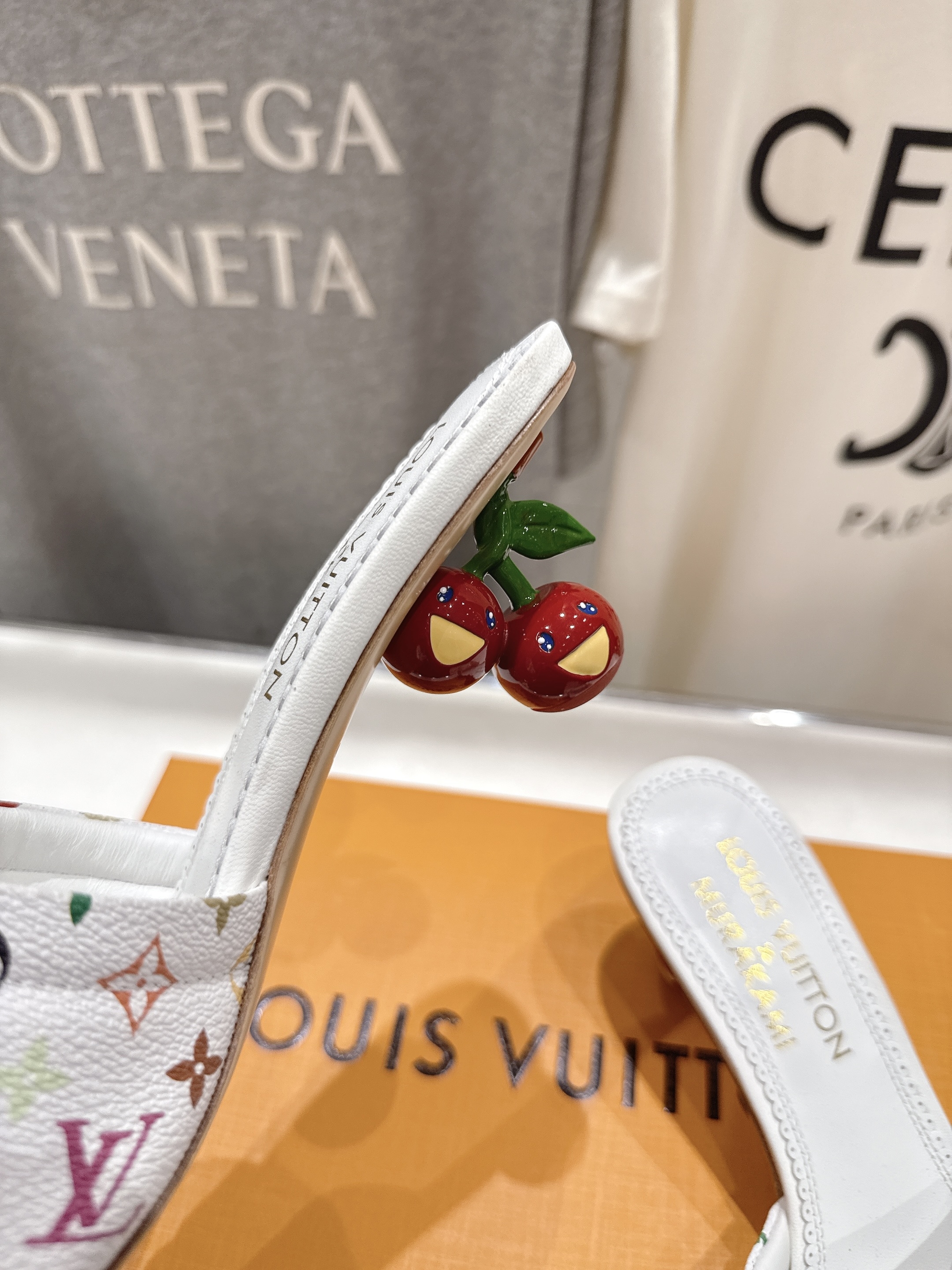 高版本出厂
  Louis Vuitton ss25 new arrival LV驴牌夏季新品高跟拖鞋系