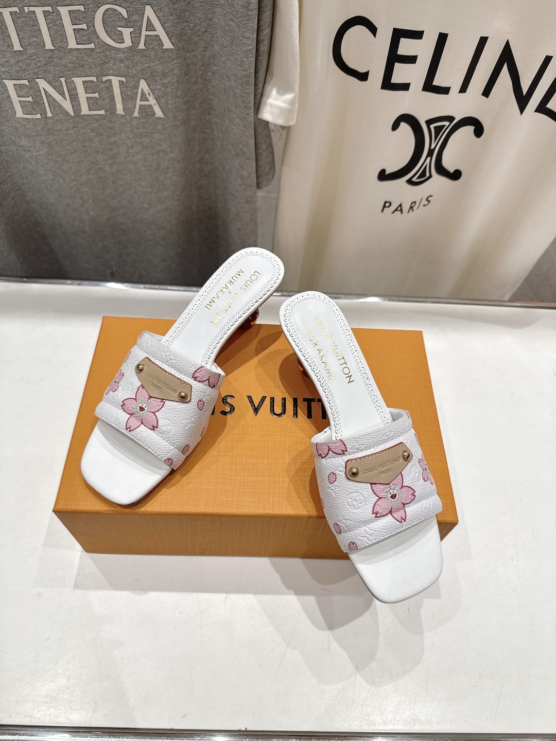 高版本出厂
  Louis Vuitton ss25 new arrival LV驴牌夏季新品高跟拖鞋系