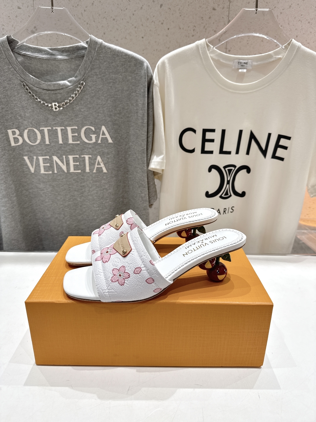 高版本出厂
  Louis Vuitton ss25 new arrival LV驴牌夏季新品高跟拖鞋系