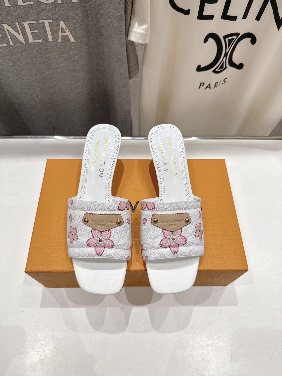 高版本出厂
  Louis Vuitton ss25 new arrival LV驴牌夏季新品高跟拖鞋系