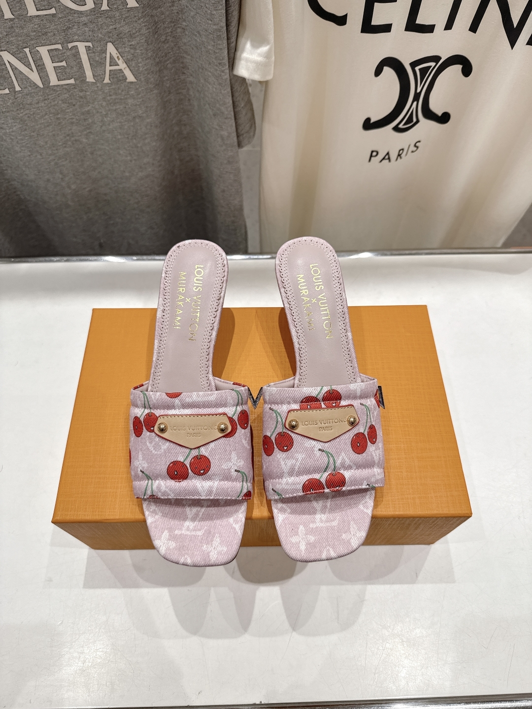 高版本出厂
  Louis Vuitton ss25 new arrival LV驴牌夏季新品高跟拖鞋系