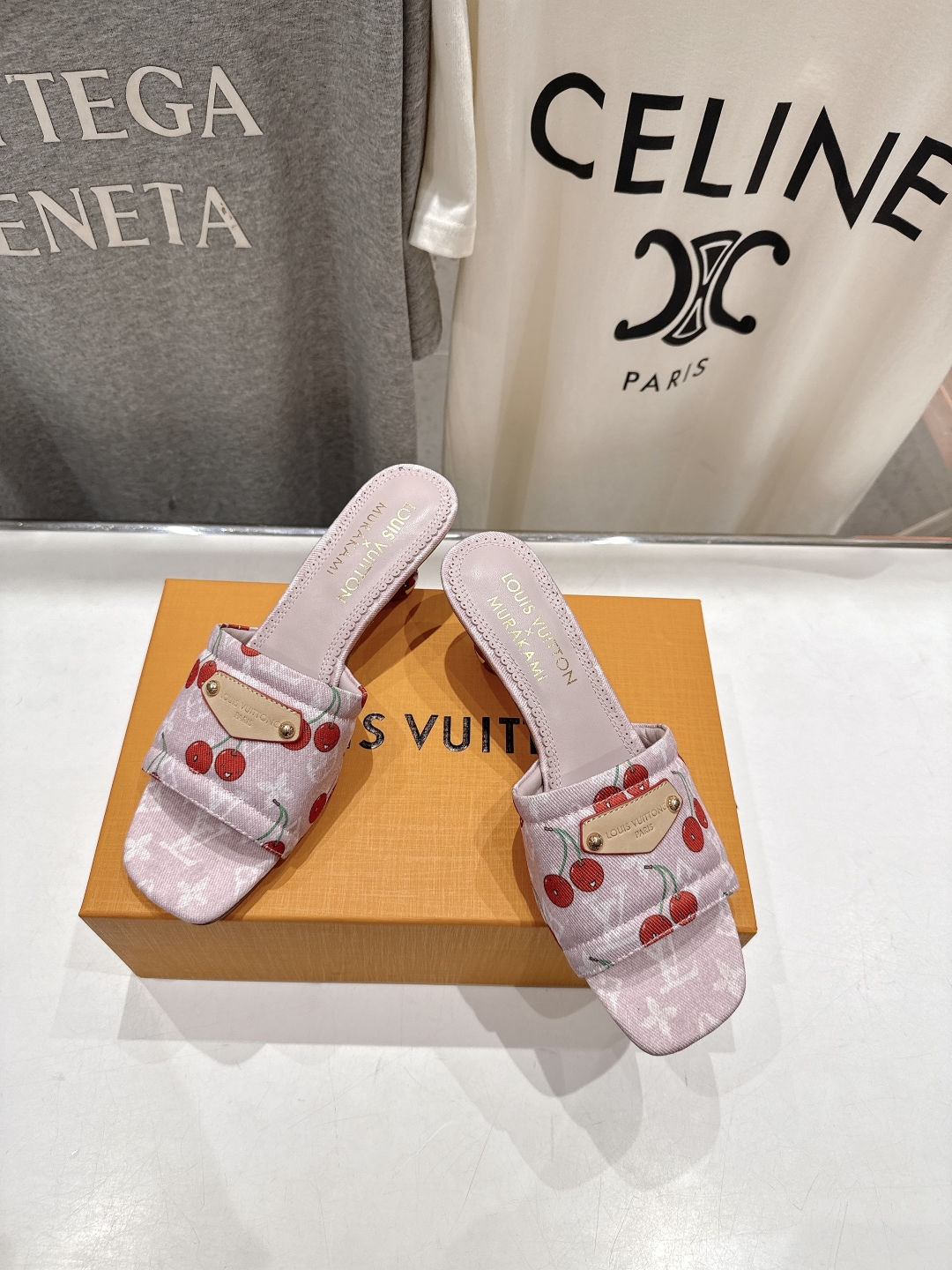 高版本出厂
  Louis Vuitton ss25 new arrival LV驴牌夏季新品高跟拖鞋系