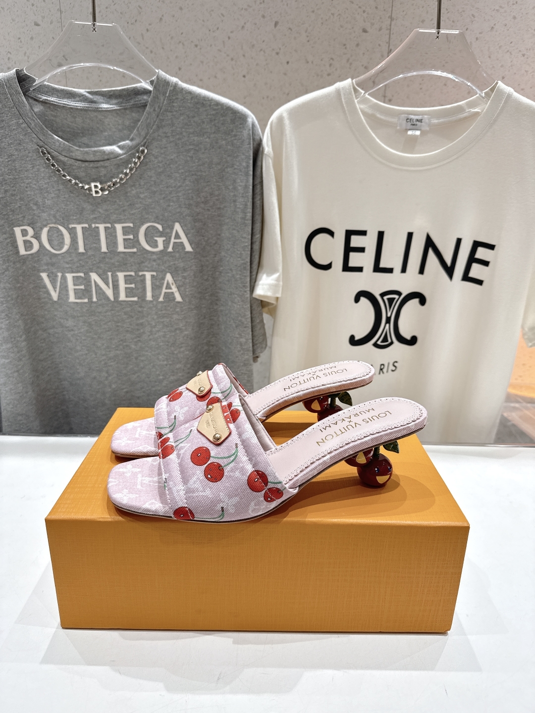 高版本出厂
  Louis Vuitton ss25 new arrival LV驴牌夏季新品高跟拖鞋系
