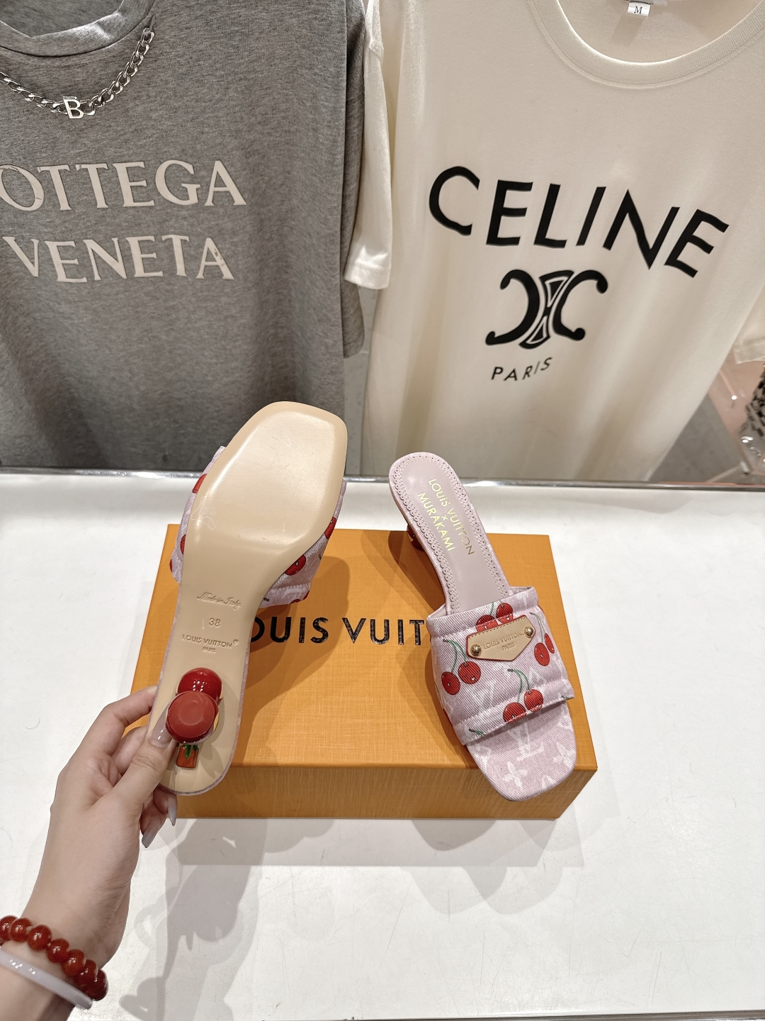 高版本出厂
  Louis Vuitton ss25 new arrival LV驴牌夏季新品高跟拖鞋系