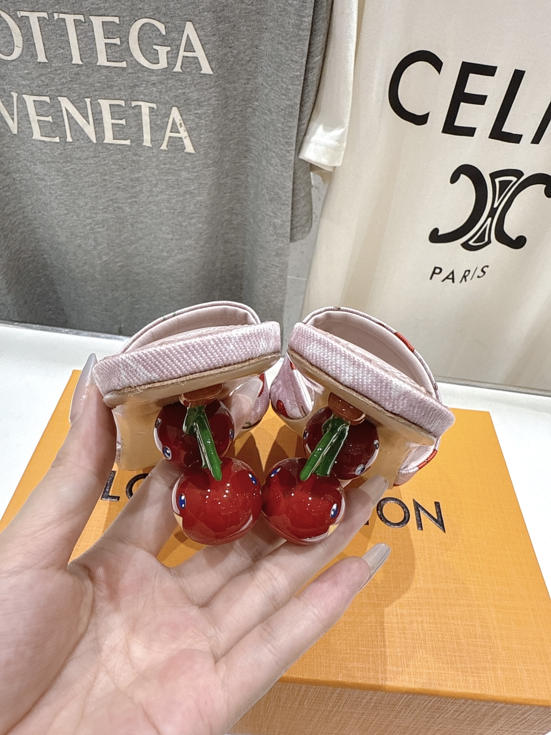 高版本出厂
  Louis Vuitton ss25 new arrival LV驴牌夏季新品高跟拖鞋系