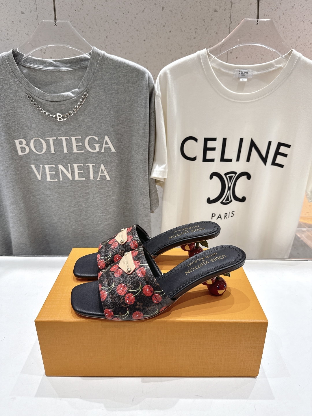 高版本出厂
  Louis Vuitton ss25 new arrival LV驴牌夏季新品高跟拖鞋系