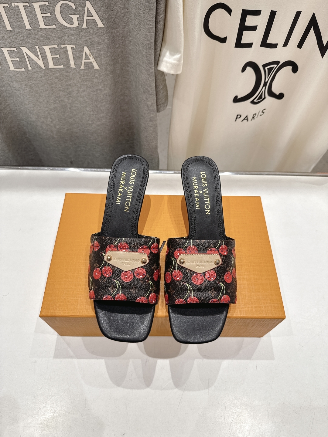 高版本出厂
  Louis Vuitton ss25 new arrival LV驴牌夏季新品高跟拖鞋系