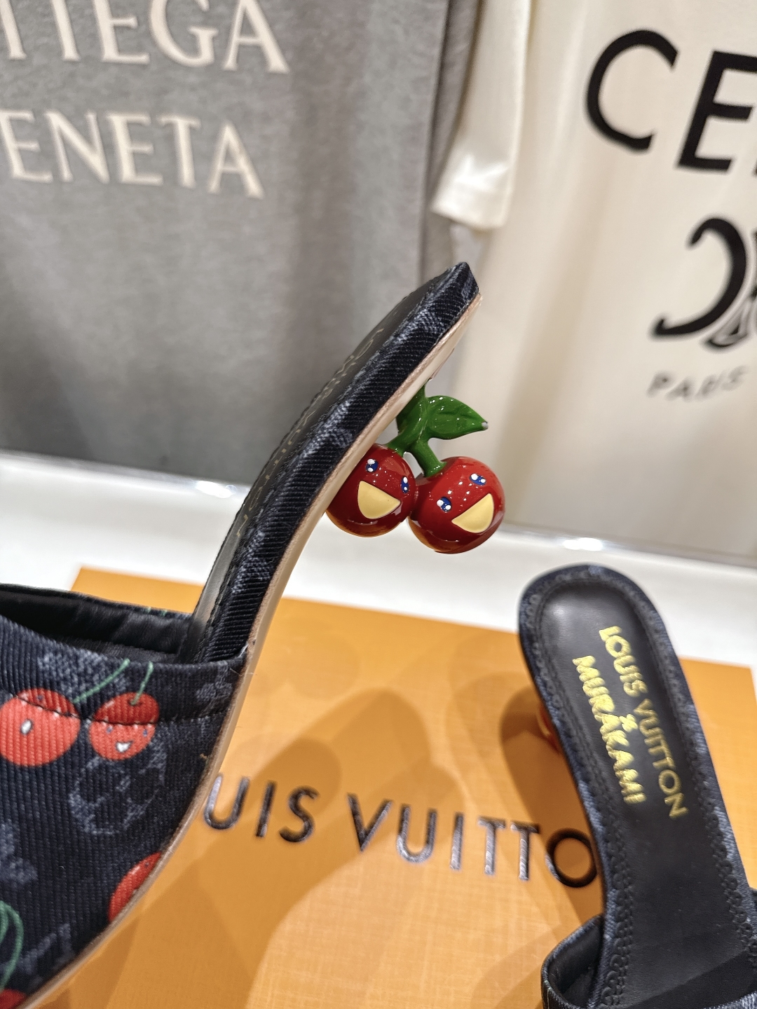 高版本出厂
  Louis Vuitton ss25 new arrival LV驴牌夏季新品高跟拖鞋系