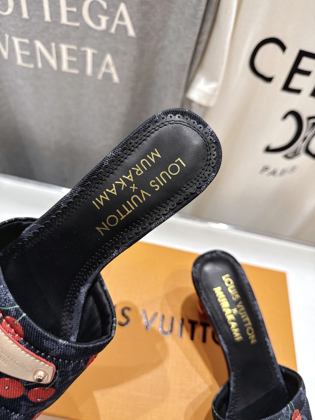 高版本出厂
  Louis Vuitton ss25 new arrival LV驴牌夏季新品高跟拖鞋系
