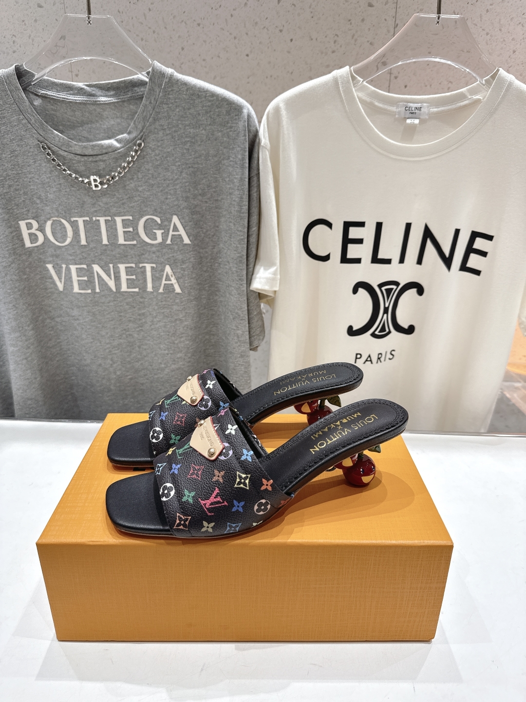 高版本出厂
  Louis Vuitton ss25 new arrival LV驴牌夏季新品高跟拖鞋系