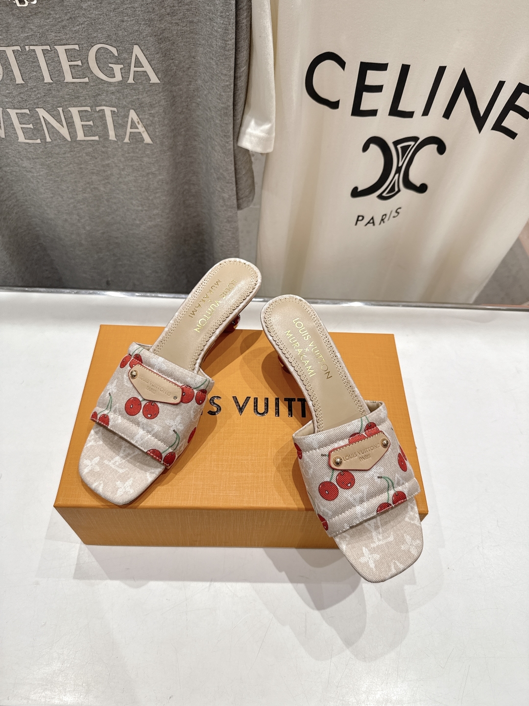 高版本出厂
  Louis Vuitton ss25 new arrival LV驴牌夏季新品高跟拖鞋系
