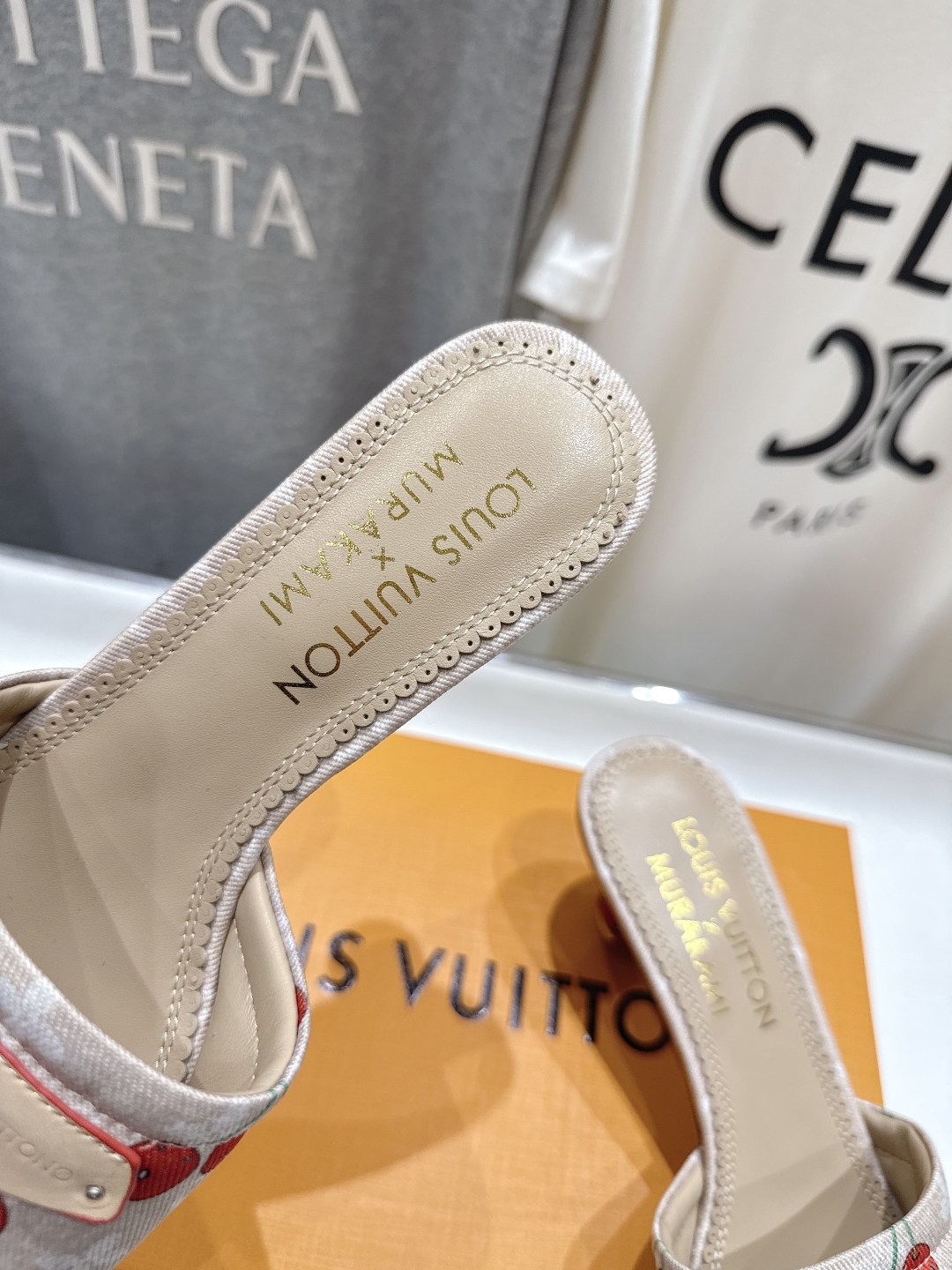 高版本出厂
  Louis Vuitton ss25 new arrival LV驴牌夏季新品高跟拖鞋系
