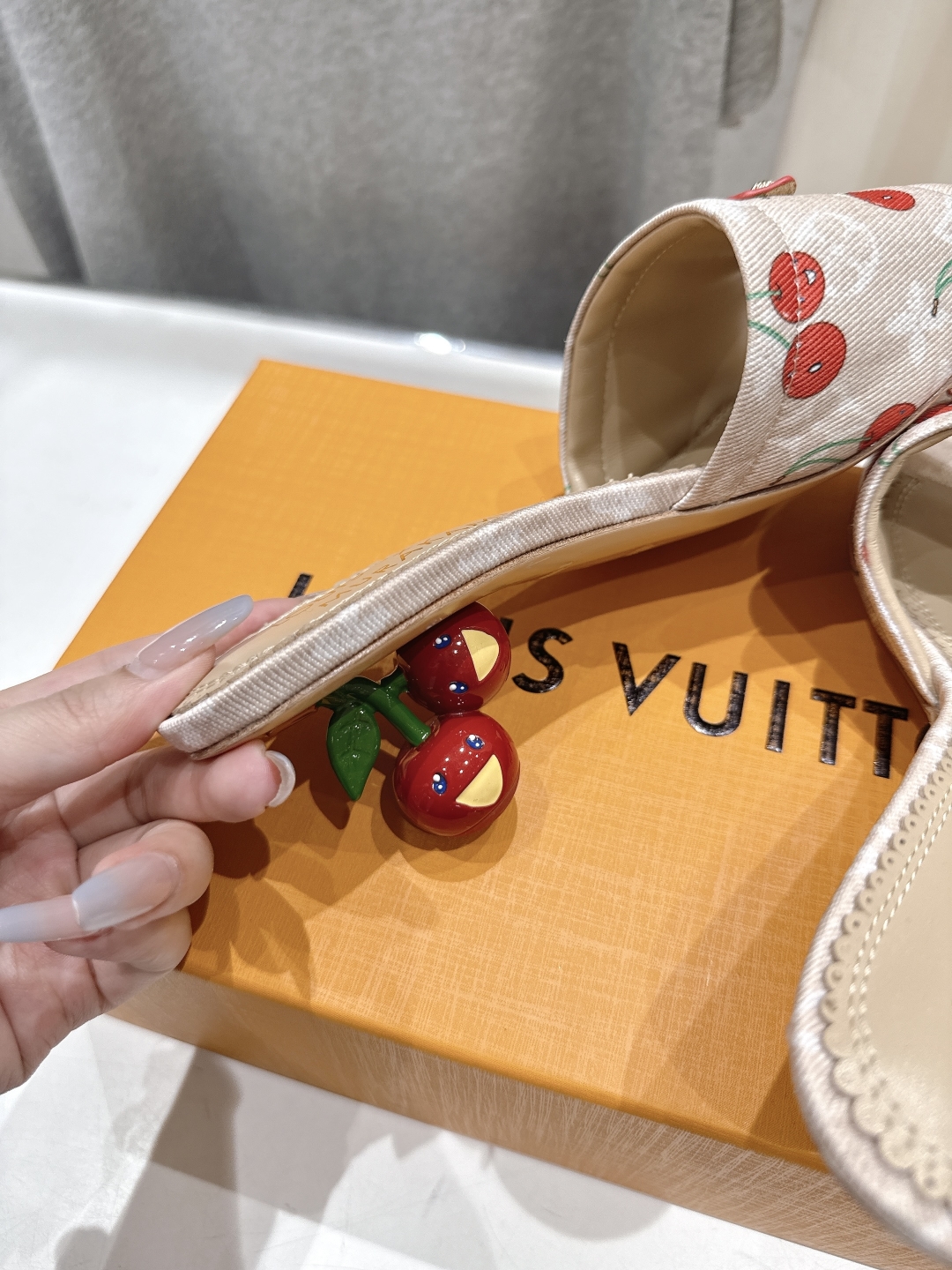 高版本出厂
  Louis Vuitton ss25 new arrival LV驴牌夏季新品高跟拖鞋系