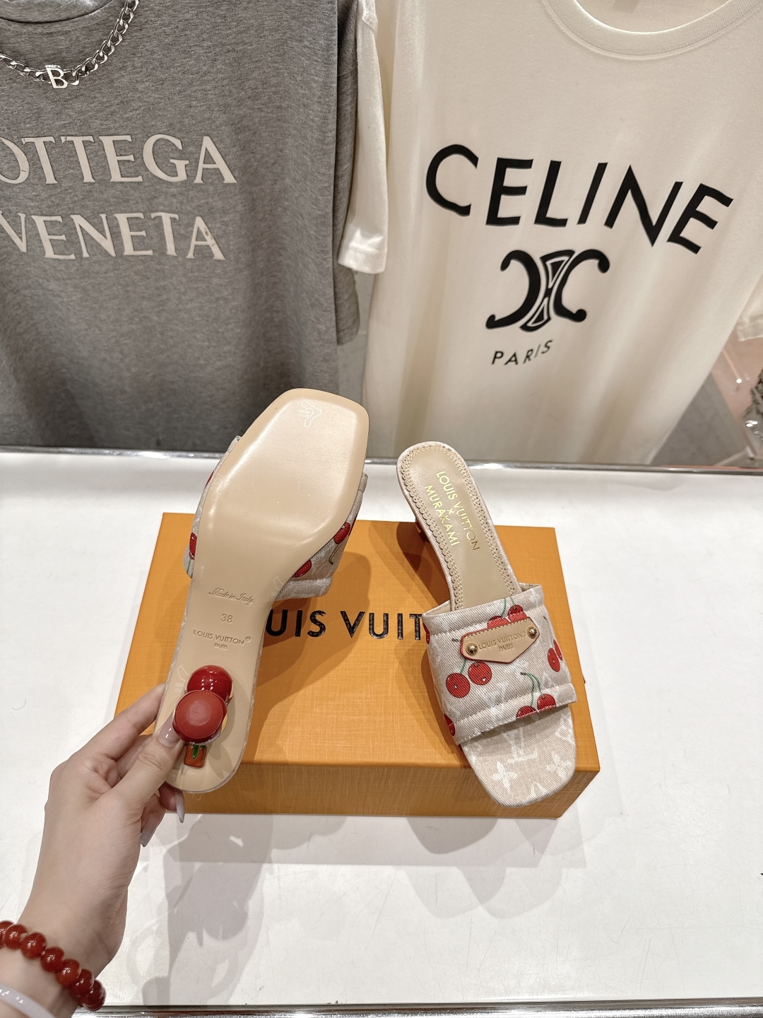 高版本出厂
  Louis Vuitton ss25 new arrival LV驴牌夏季新品高跟拖鞋系