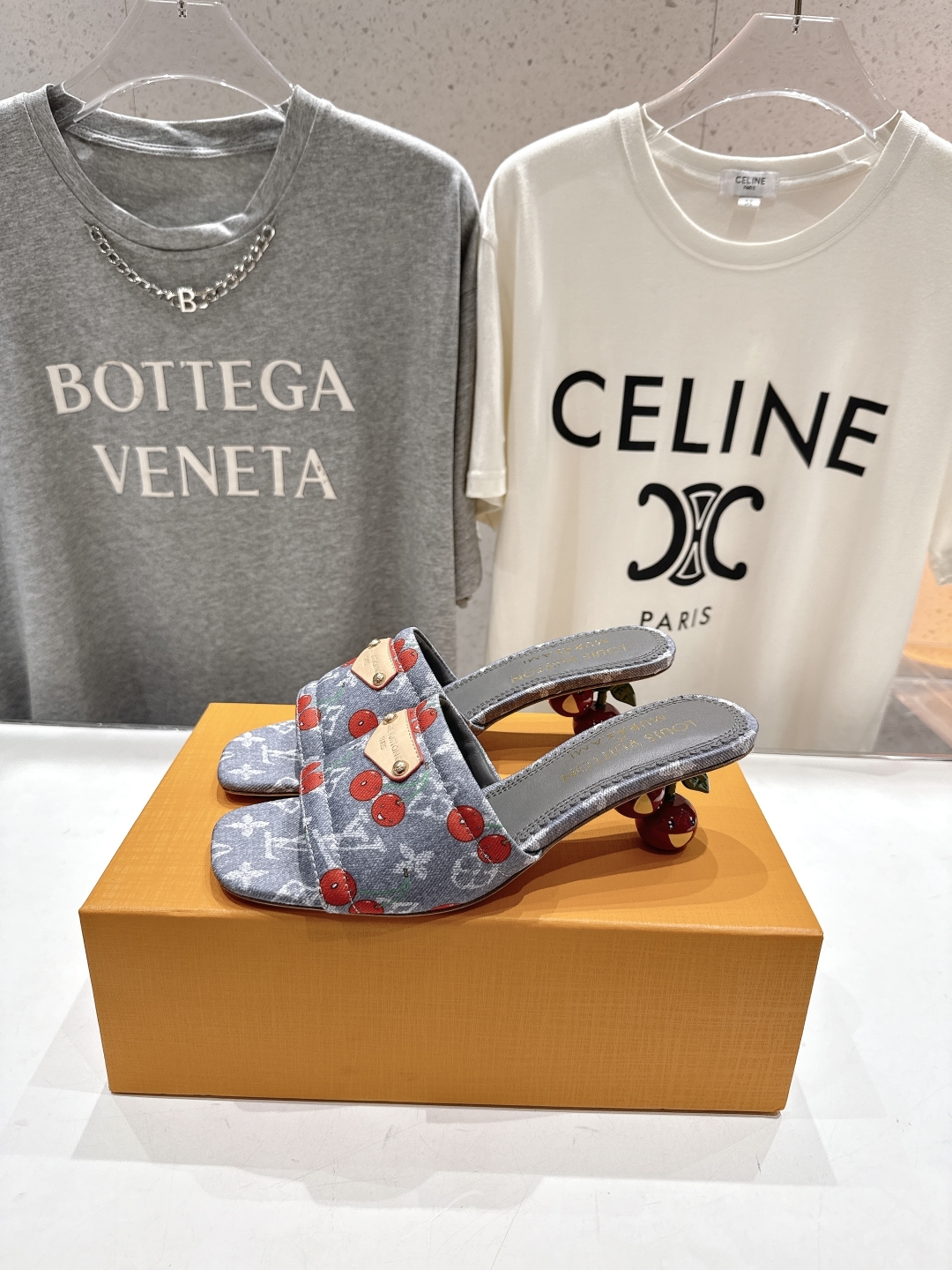 高版本出厂
  Louis Vuitton ss25 new arrival LV驴牌夏季新品高跟拖鞋系