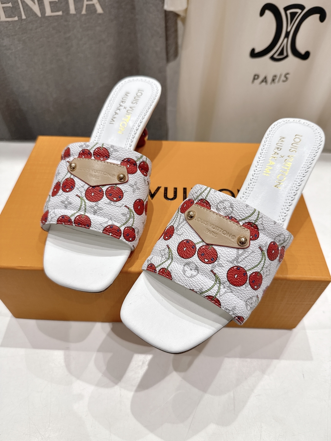 高版本出厂
  Louis Vuitton ss25 new arrival LV驴牌夏季新品高跟拖鞋系